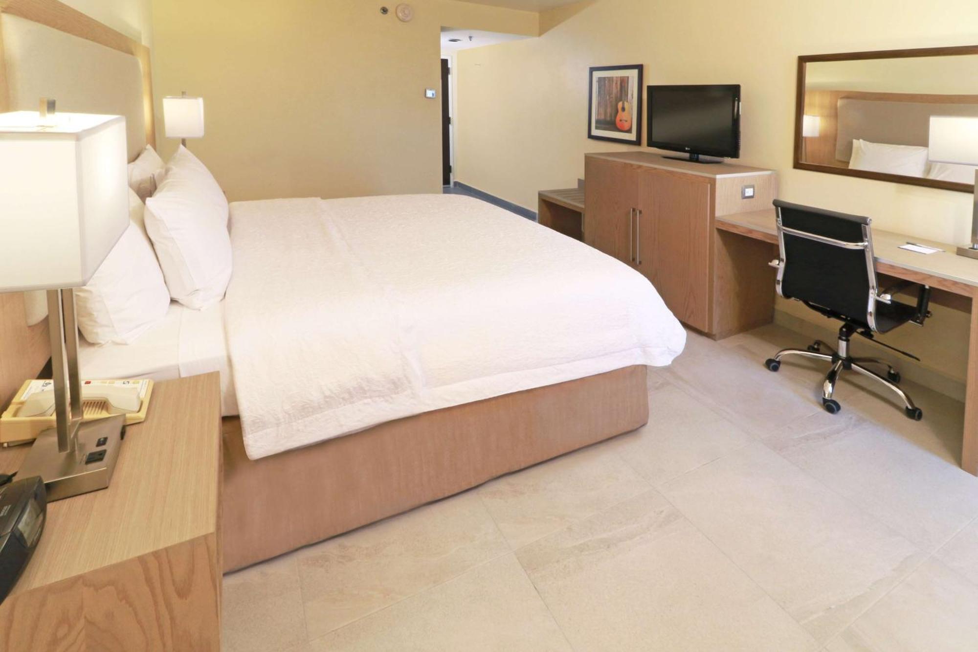 King Room with King Bed - Non-Smoking