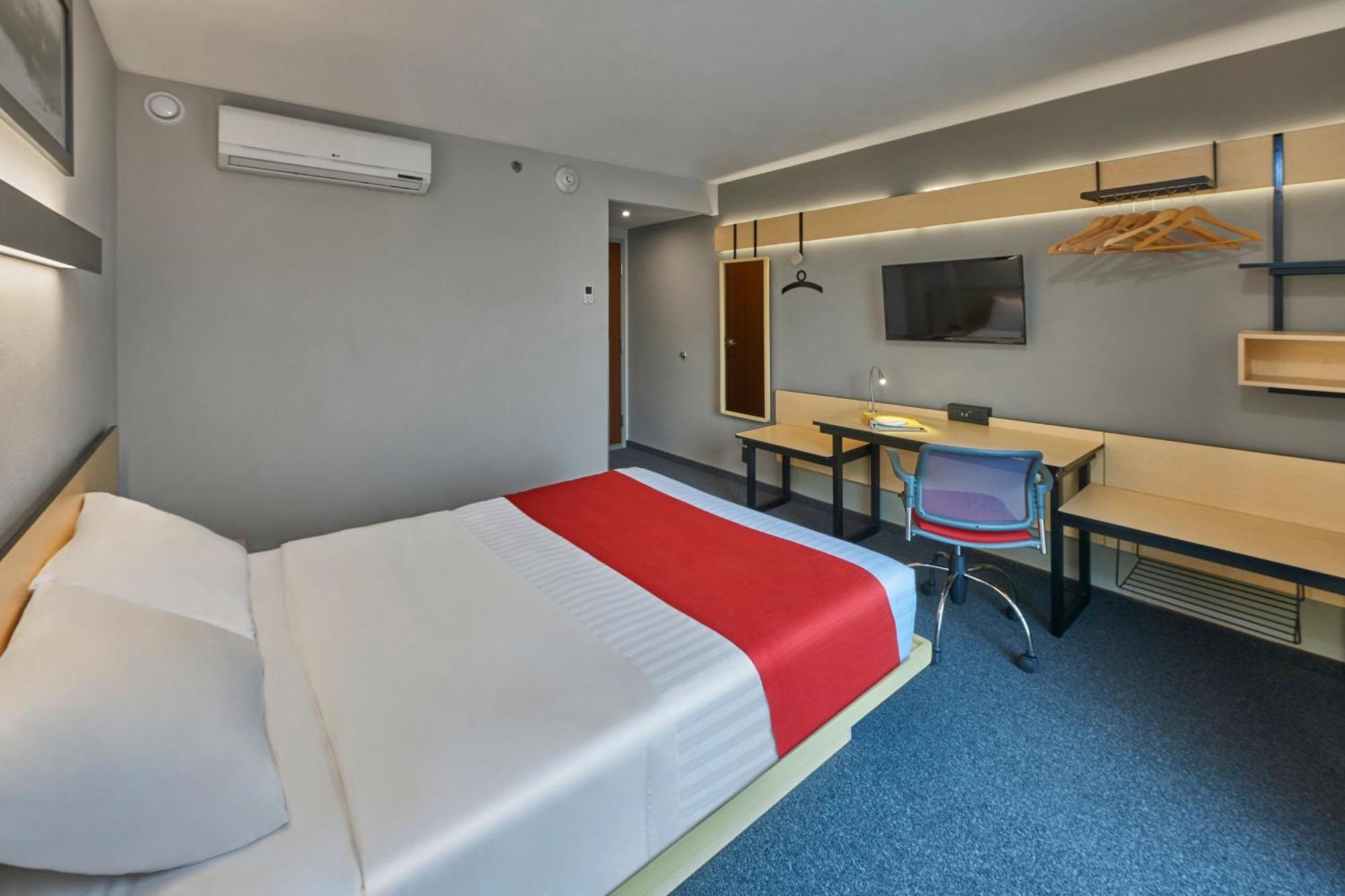 Habitación con cama grande